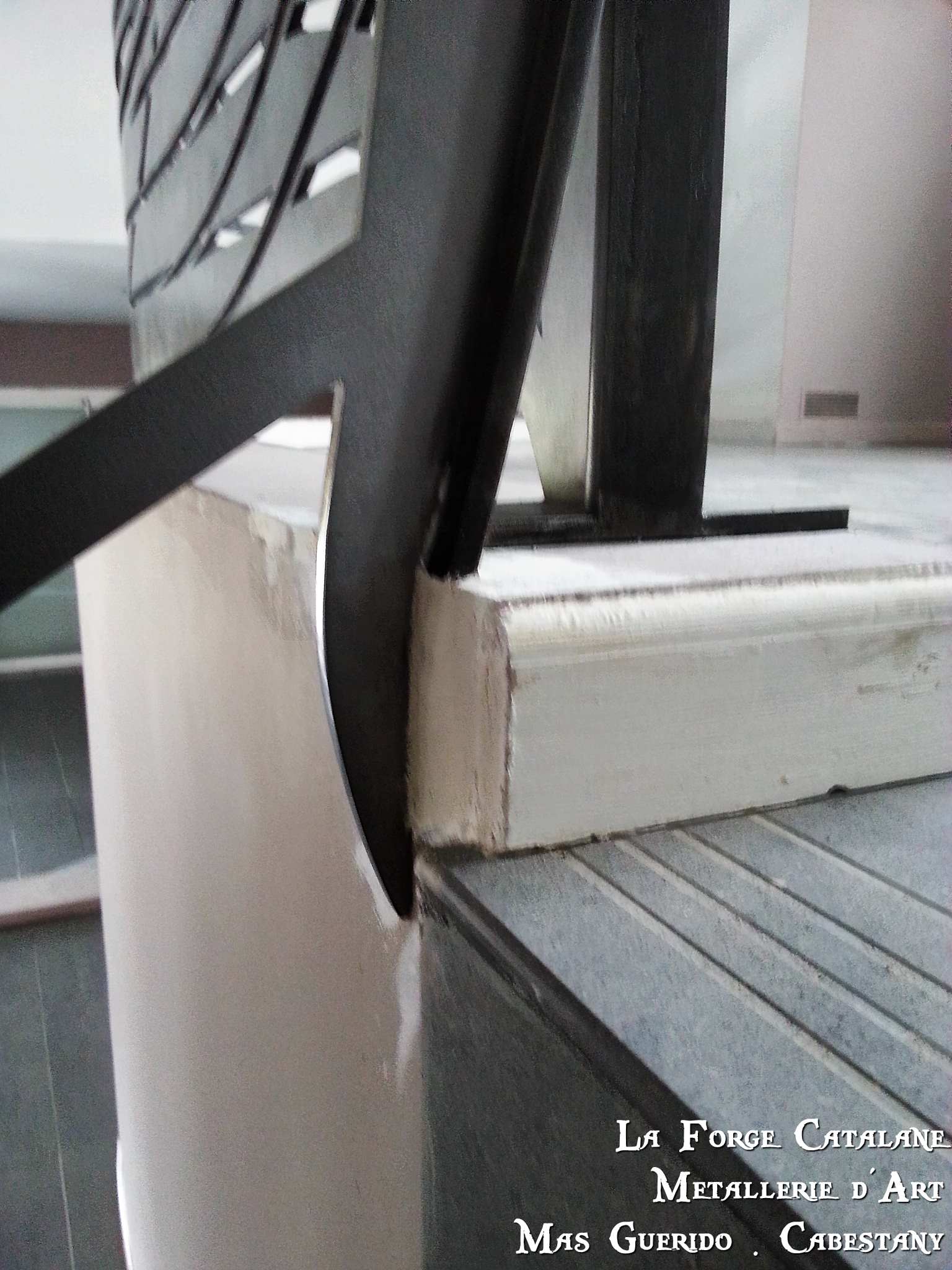 detail fixation rampant moderne decoupe laser fer forge catalane 2.jpg